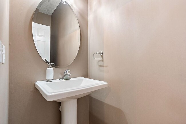 Building Photo - 9649 Alvarado Ln N