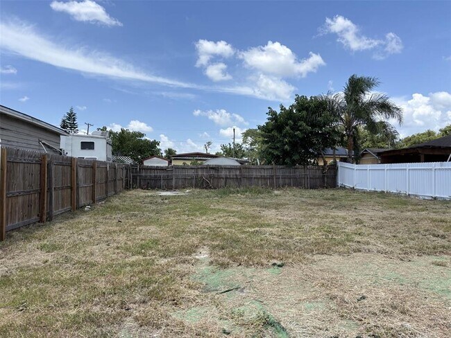 Building Photo - 2119 W Okaloosa Ave