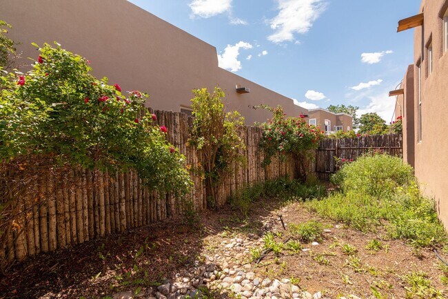 Building Photo - Single Level 3 Bedroom 2.5 Bath home in De...