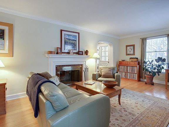 Building Photo - "Charming 3-Bed Home with Granite Elegance...