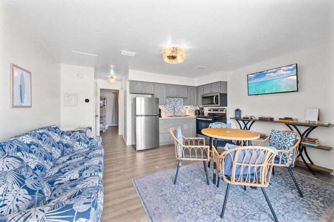 Building Photo - 1118 W Beach Blvd