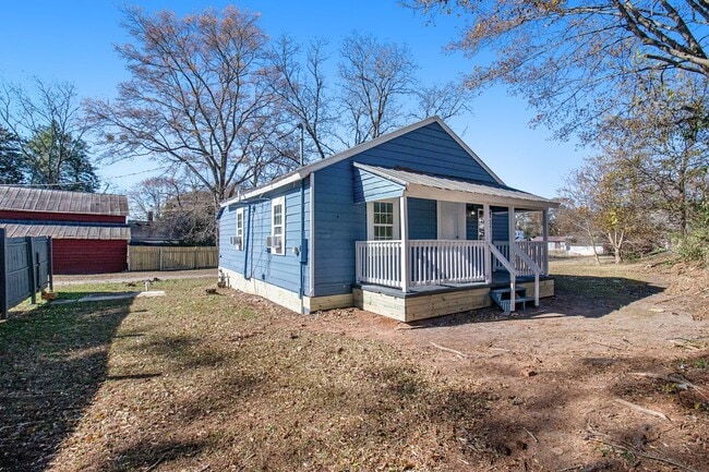 Building Photo - Charming Fully Renovated 2BR/1BA in the He...