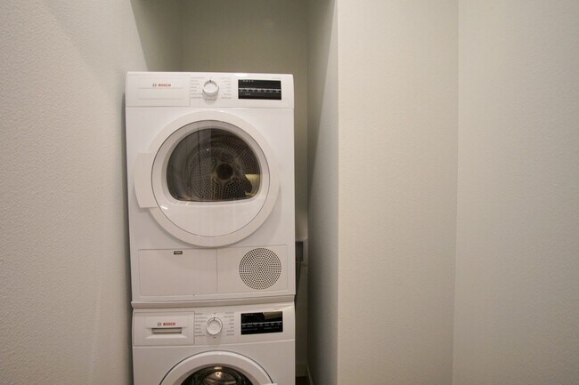 Building Photo - Heart of Sellwood: Fabulous Modern Studio Ready Mid-April!