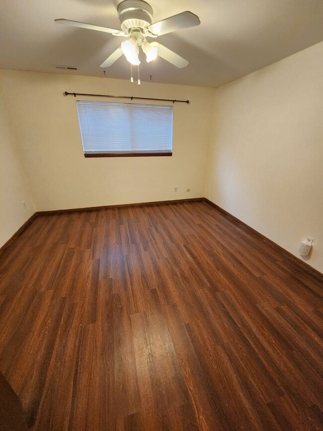 Building Photo - Huntington Condominiums, ground level, immaculate 1BR, 1BTH. Near biking/walking trails!