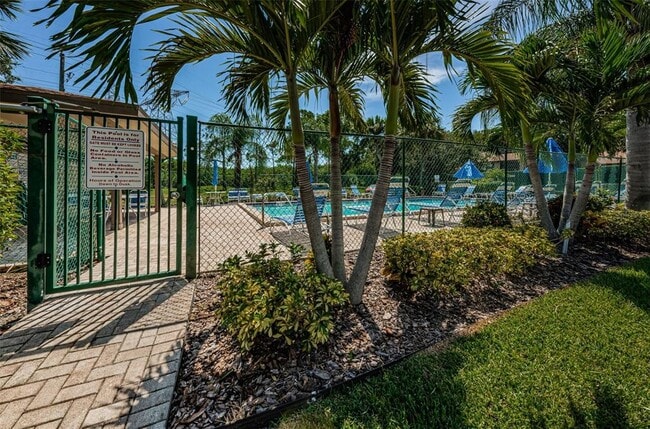 Building Photo - 250 Woodlake Wynde