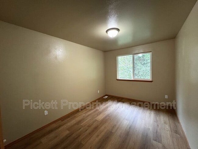 Building Photo - 136 NE Miramar Cir