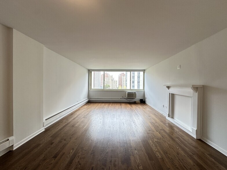 Building Photo - 1349 N Dearborn St