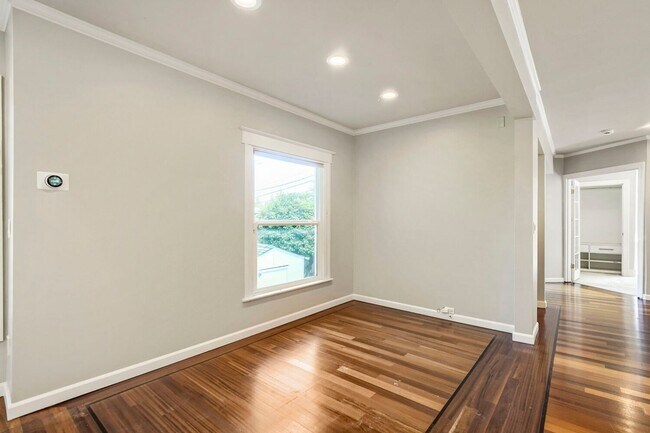 Building Photo - 422 W Raye St