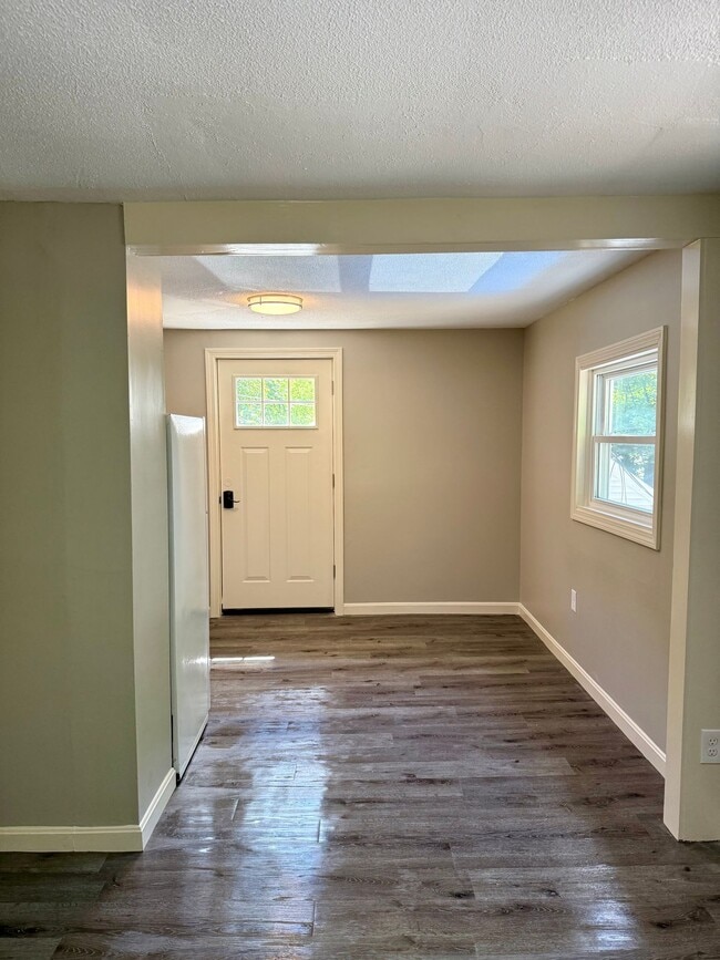 Building Photo - 8 Blodgett Ln