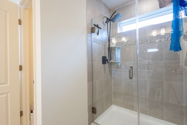 Building Photo - Stunning 3 BR/2 Full BA & 2 Half BA Townho...
