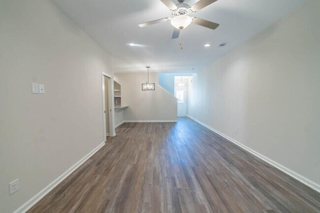 Building Photo - Beautiful 3-Bedroom Townhome in Sought-After Waterways Community