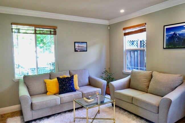 Building Photo - Modern House Near Downtown