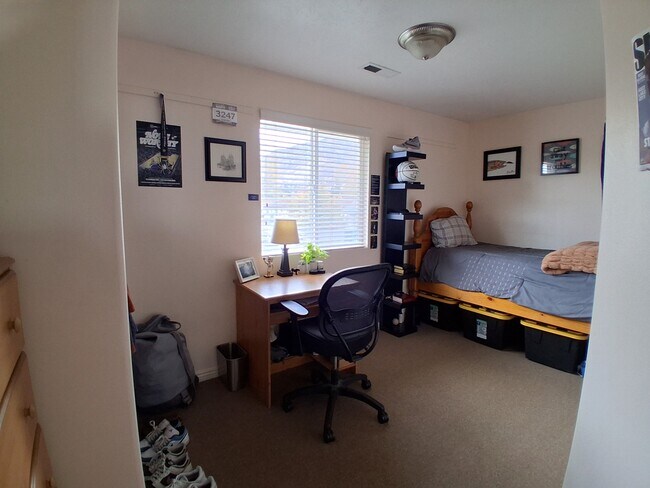 Building Photo - 654 E 700 N