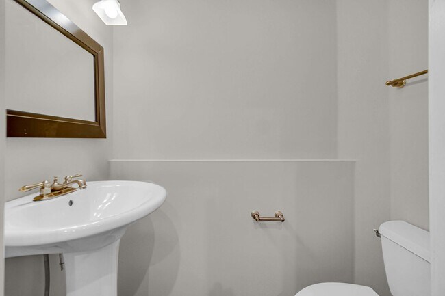 Building Photo - 1424 W Grand Ave