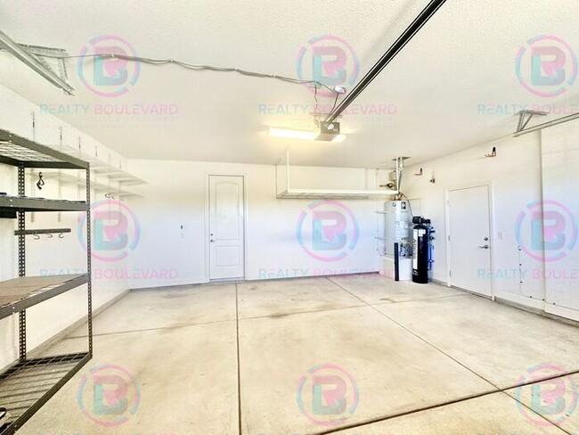 Building Photo - 3 Bedroom 2.5 Bathroom Home in Somersett with Resort Style Living and gold course views