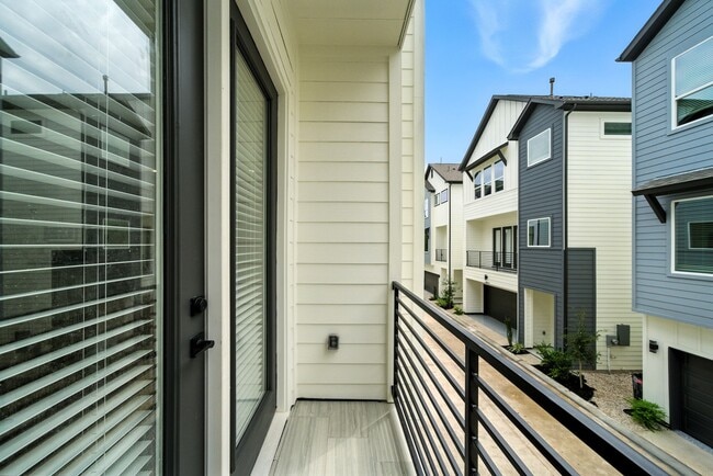 Building Photo - 2306 Hoskins Dr