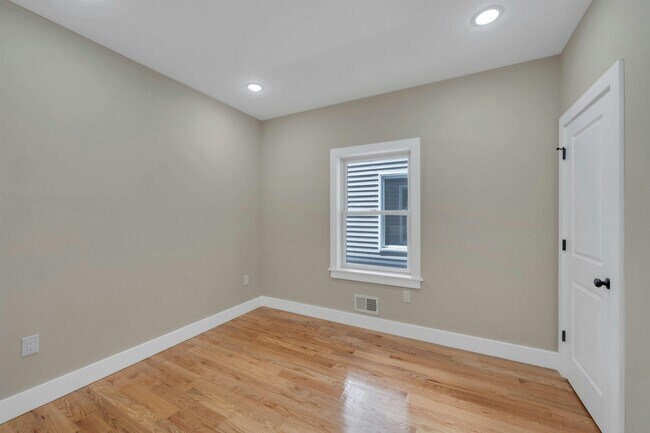 Building Photo - 275 Pearsall Ave