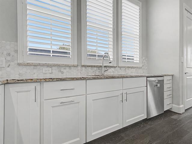 Building Photo - 704 18th St