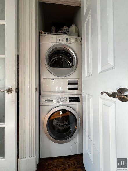 Building Photo - E 9TH ST.