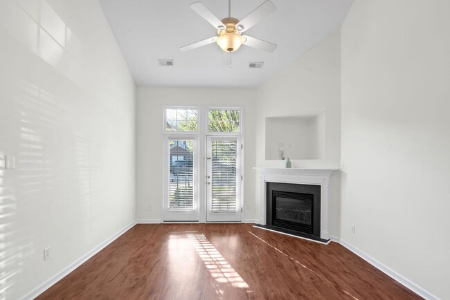 Building Photo - Beautiful 3 Bedroom 2.5 Bathroom Townhome ...
