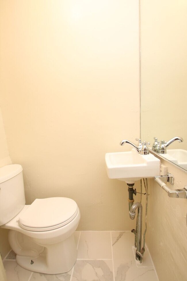 Building Photo - Spacious Bilevel 1 BR, 1.5 BA & More!*Avai...