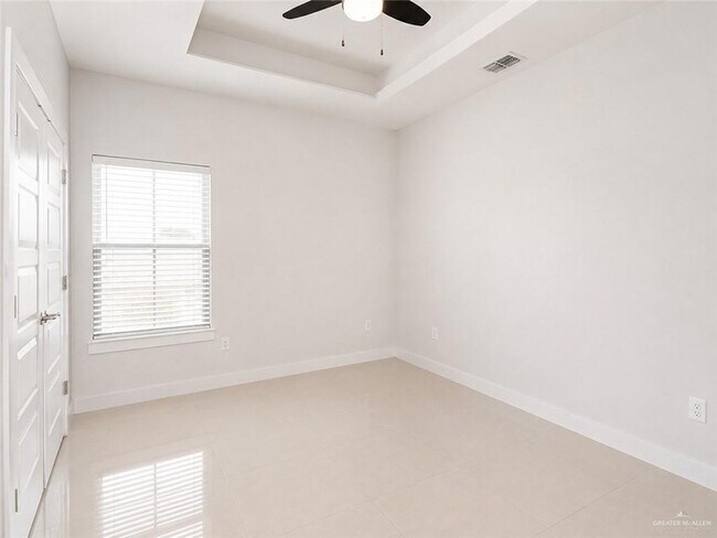 Building Photo - 1219 White Oak Dr
