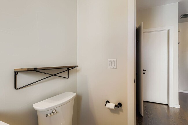 Building Photo - Modern 2bed/2 Bath in the Heart of Denver!