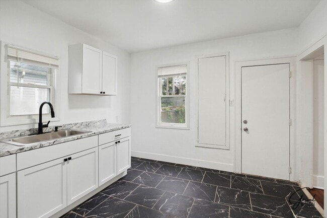 Building Photo - $1,350/month - 3 Bed 1 Bath