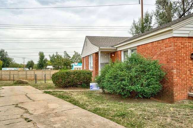 Building Photo - 2 Bed 1 Bath Duplex in MWC