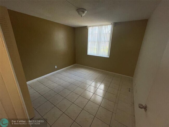 Building Photo - 1000 NW 80th Ave