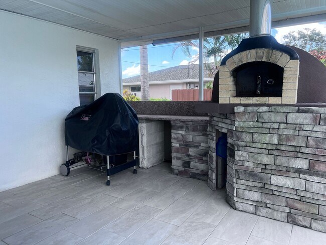 Building Photo - Privacy, Pool and Fresh Pizza!