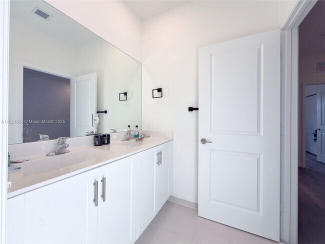 Building Photo - 2636 SE 13th Ct