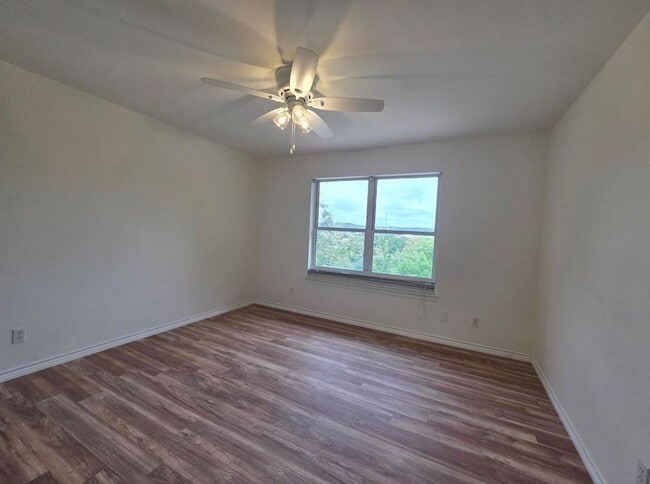 Building Photo - FOR LEASE!!