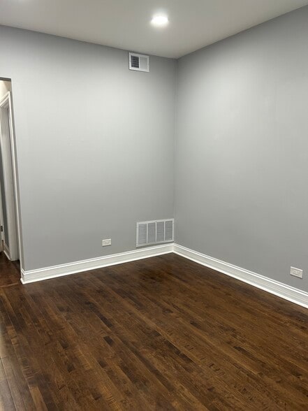 Building Photo - 3145 W 42nd St
