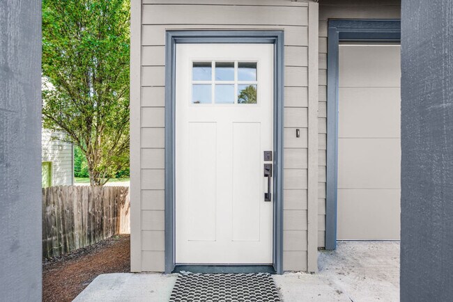 Building Photo - 3309 NE 42nd Pl