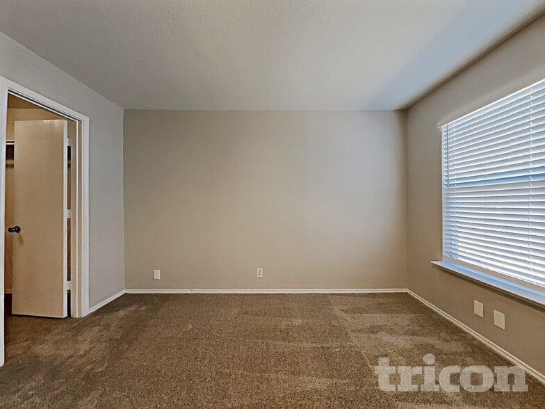 Building Photo - 2007 Mission Cove