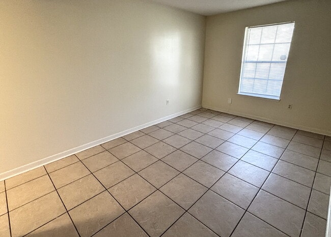 Building Photo - "Charming 2-Bed Townhouse in Fort Walton B...