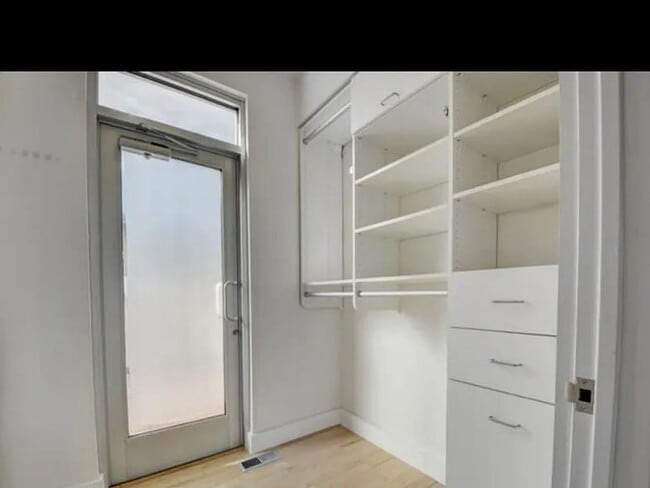 Building Photo - Contemporary Townhome Steps from Jefferson Park & LoHi!!