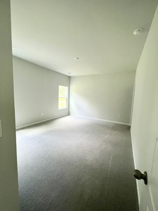 Building Photo - FOUR Bedrooms! SUPREME location! Move in ready!