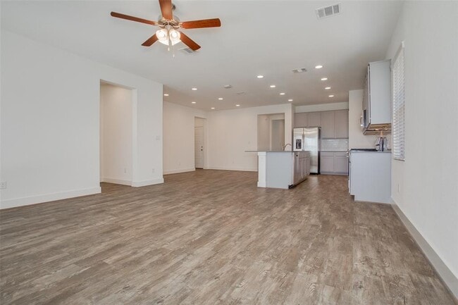 Building Photo - 620 Golden Glory Rd