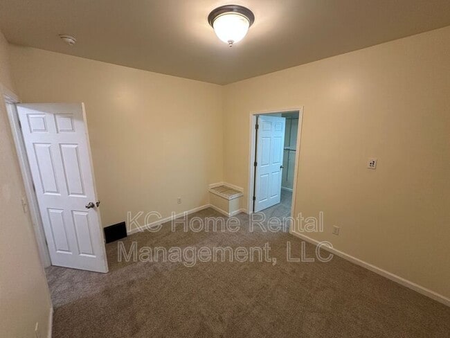 Building Photo - 1217 W 47th St