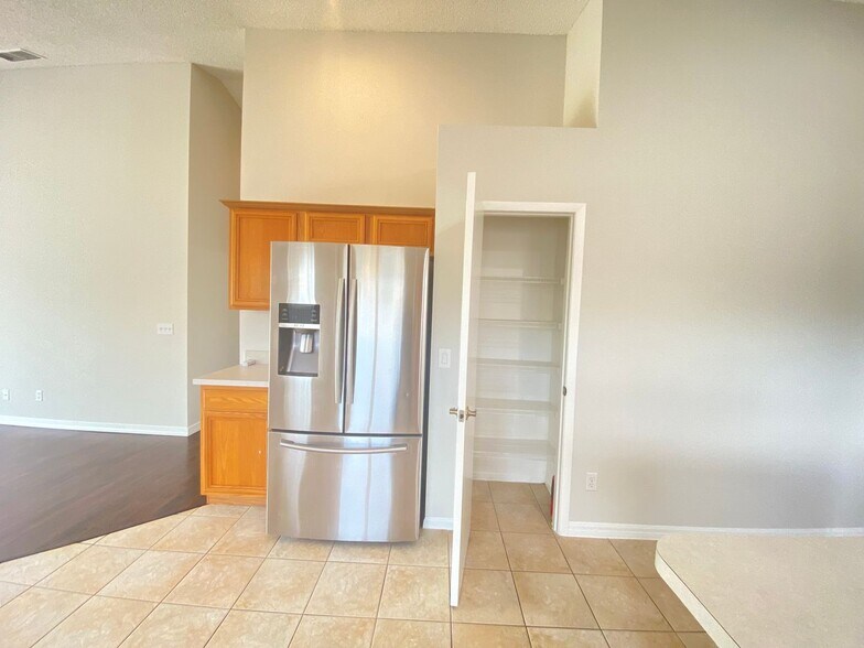 Building Photo - Ready to Move in!! Must See! Lake Mary Com...