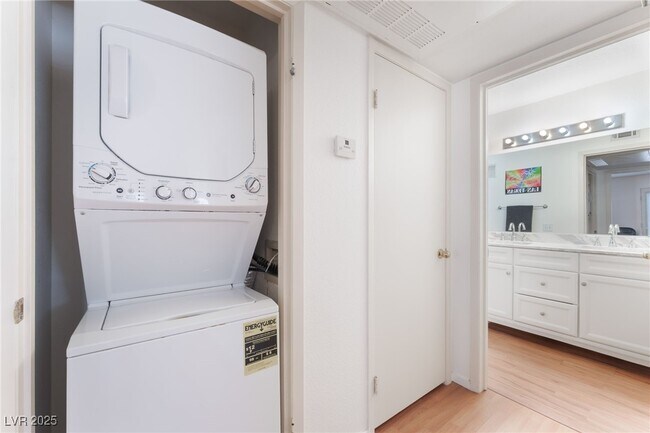 Building Photo - 5259 Caspian Springs Dr