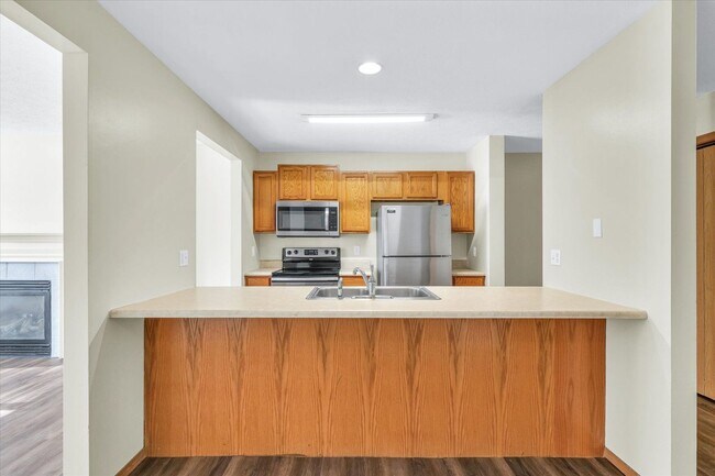 Building Photo - Spacious 3-Bed, 3.5-Bath Townhome with Attached Garage Overlooking Clearwater Park