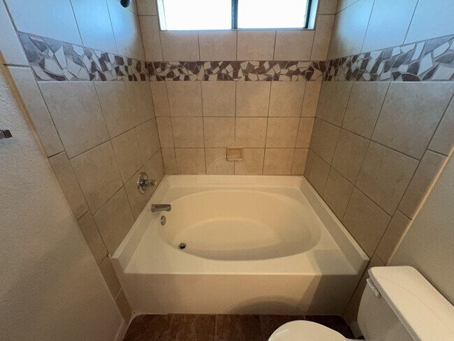 Building Photo - 1107 Cinch Dr