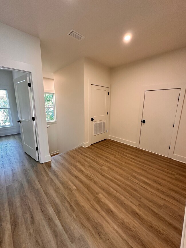 Building Photo - 220 Greenbriar Ln