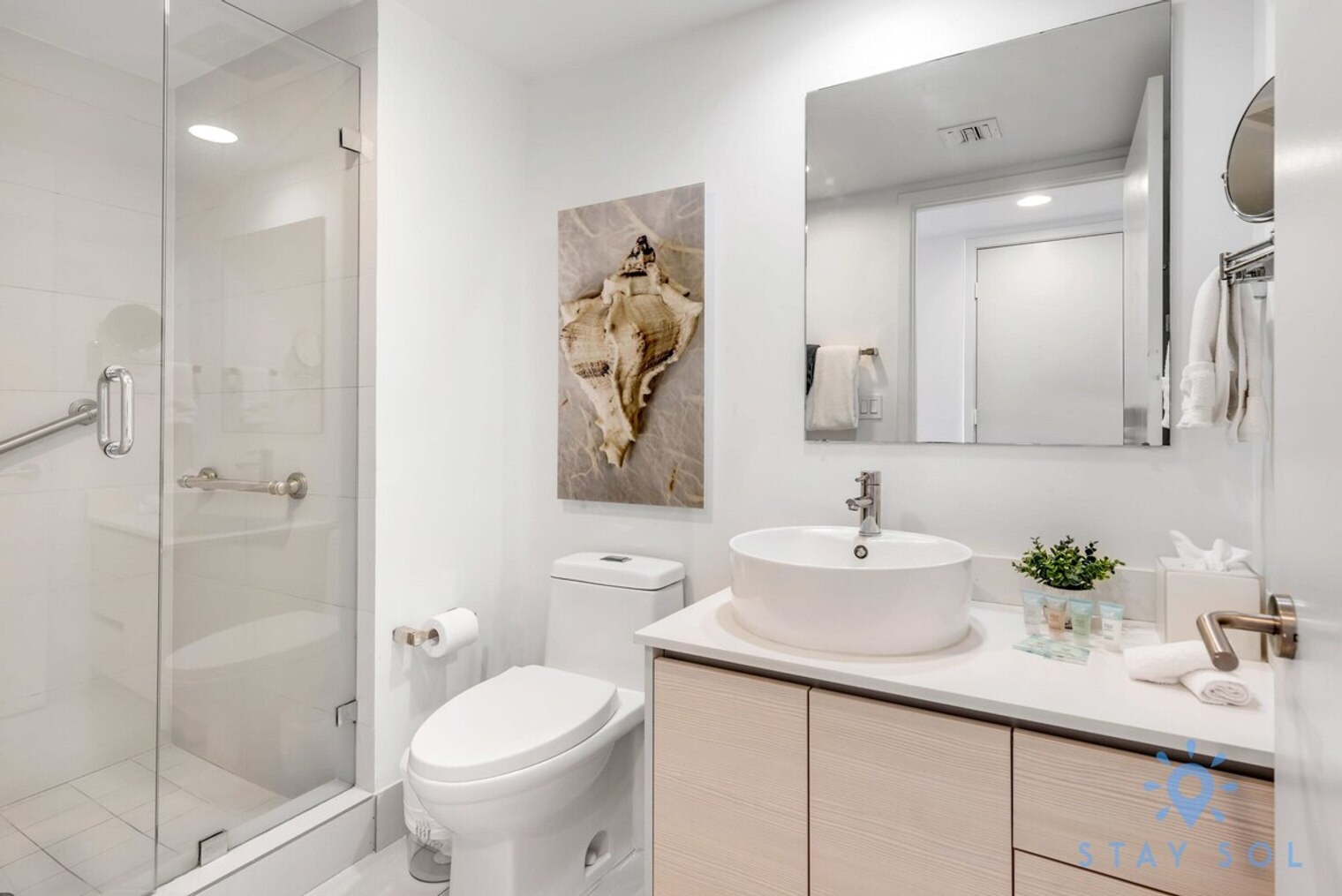 Building Photo - 2602 E Hallandale Beach Blvd