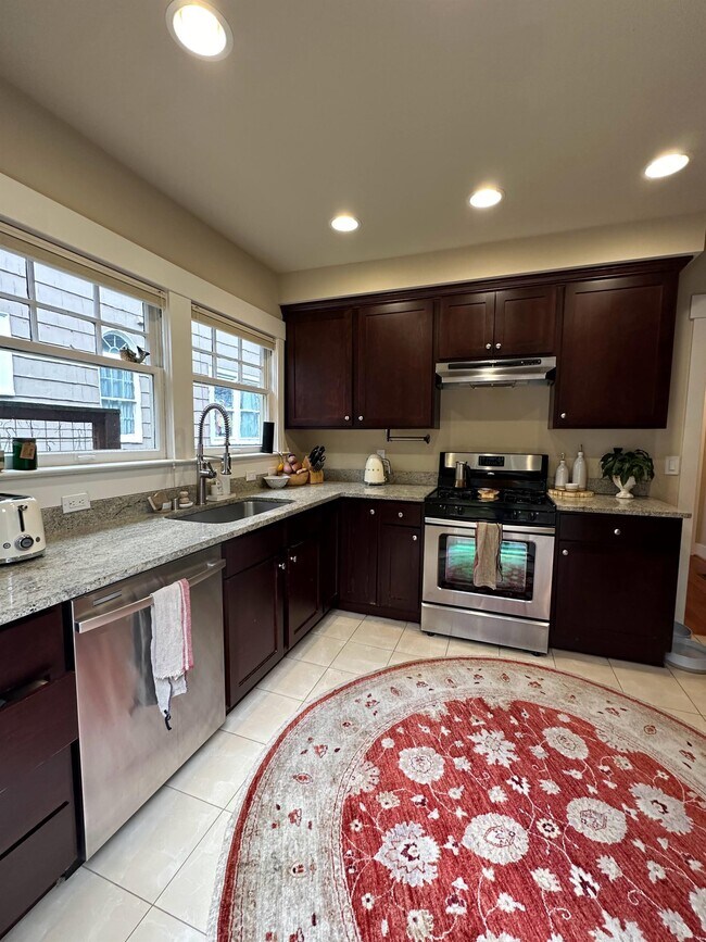 Building Photo - 335 23rd Ave E