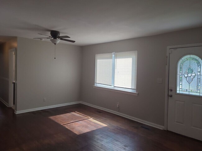Building Photo - 4 Bedroom 2 Bath Move In Ready!