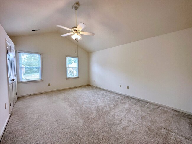 Building Photo - 4 Bedroom Townhouse Near Chesterfield Cour...